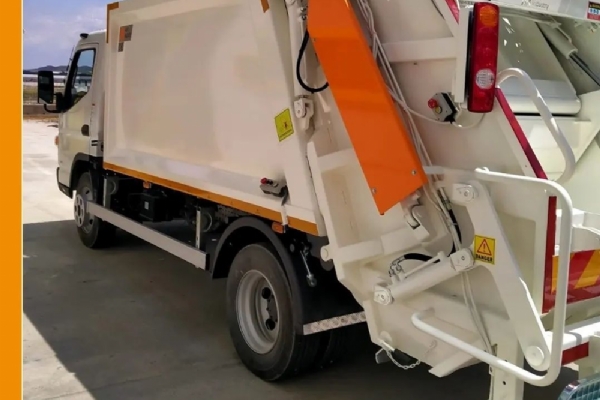 Export of 1 pcs 7 m3 garbage compactor with Mitsubishi Canter