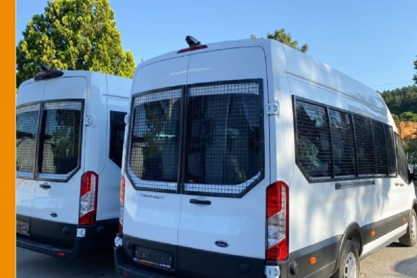 Exportation de 3 pièces de véhicule prisonnier avec Ford Transit