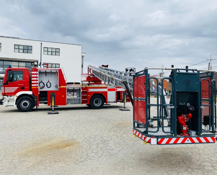 Hydraulic Turnable Ladders