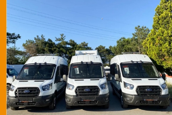 Exportation de 3 pièces de véhicule prisonnier avec Ford Transit