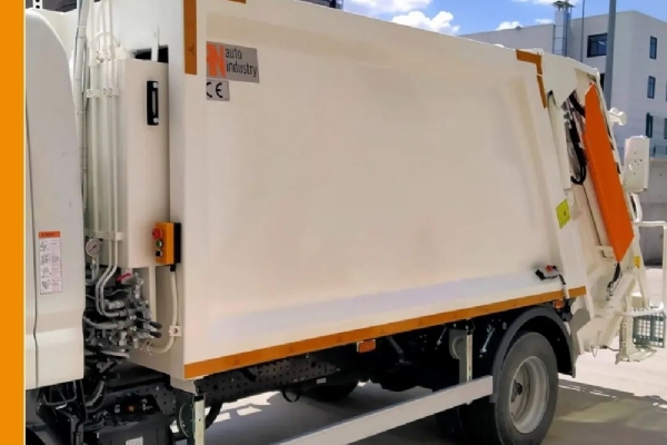 Exportation de 1 compacteur de déchets de 7 m3 avec Mitsubishi Canter