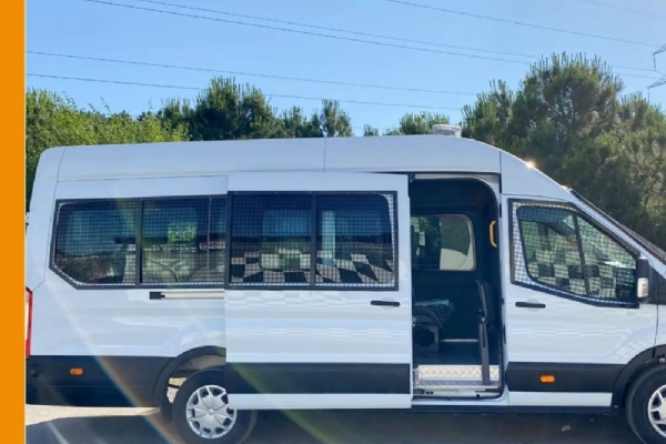 Exportation de 3 pièces de véhicule prisonnier avec Ford Transit